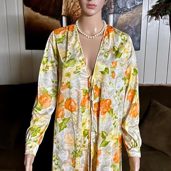 Virginia Wallace • Vintage • Medium • Yellow/Orange/Brown • Floral • Nightgown